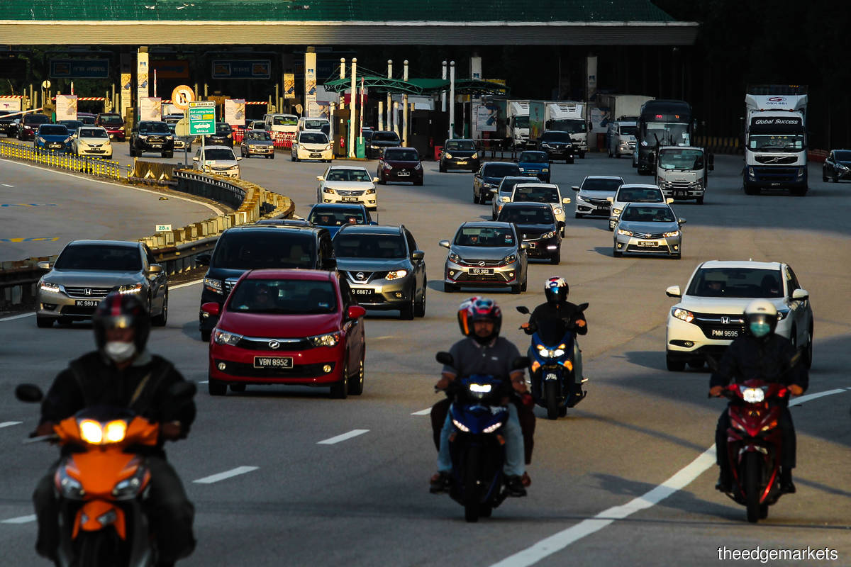 On Sunday, Prime Minister Datuk Seri Ismail Sabri Yaakob announced that interstate travel and all local tourism activities would resume from Monday as more than 90% of adults across the country were fully vaccinated against Covid-19. (Photo by Zahid Izzani Mohd Said/The Edge)